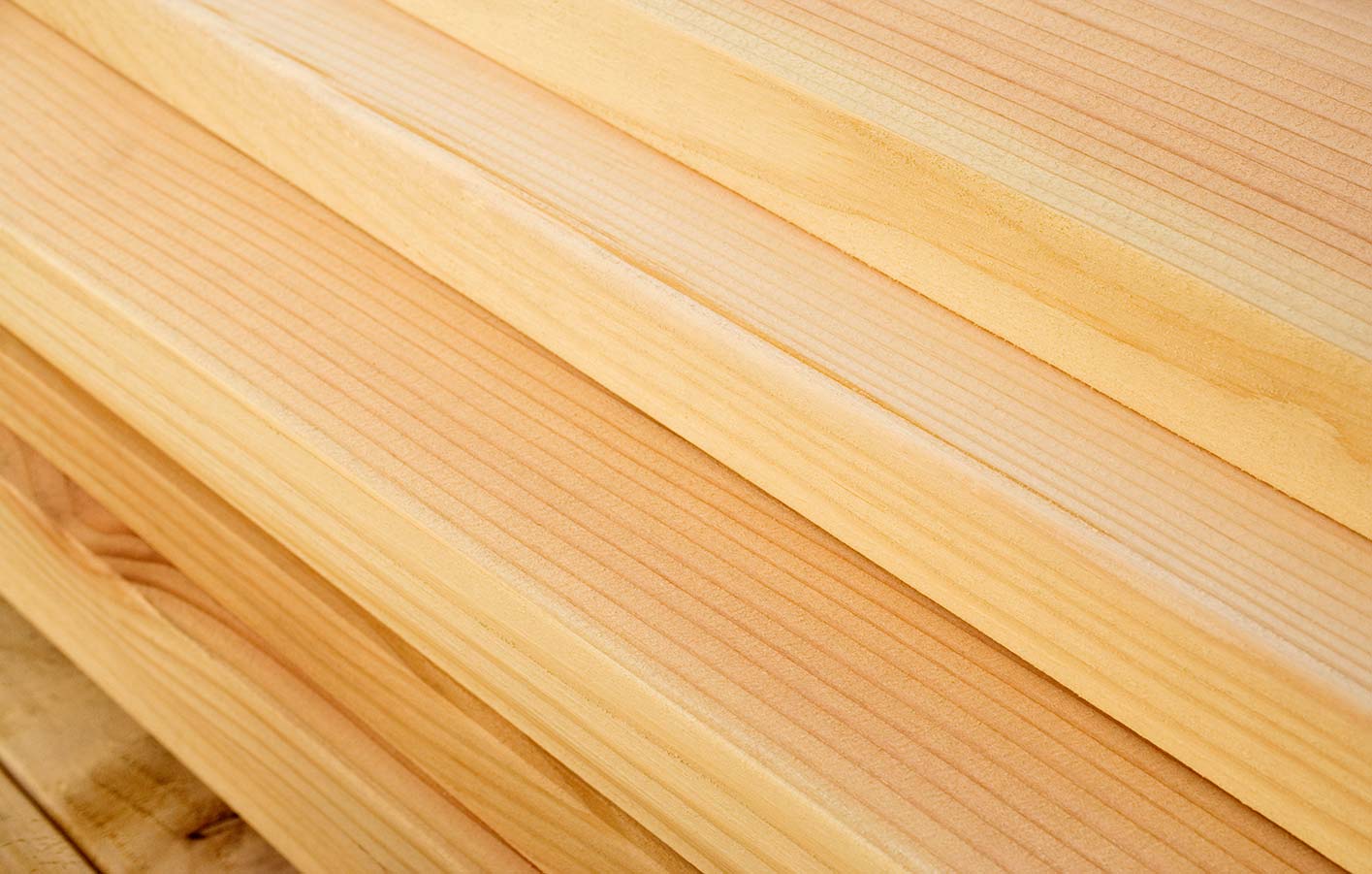KVH – Konstruktionsvollholz für präzise Holzbauprojekte Verarbeitung von Konstruktionsvollholz (KVH) bei einem Holzbauprojekt.