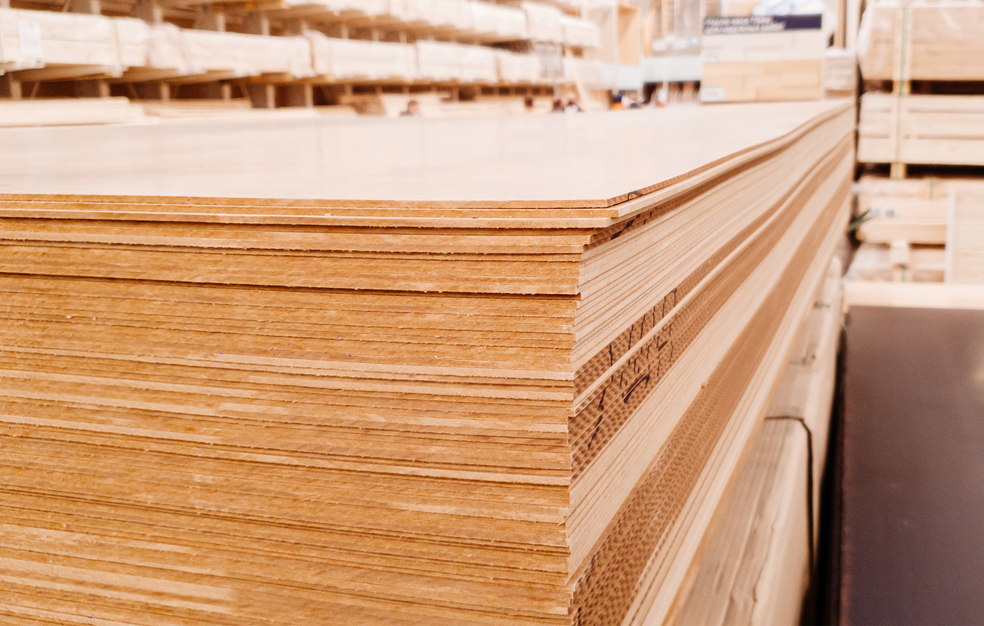 MDF – Glatte Oberflächen für hochwertige Möbel MDF-Platte während der Verarbeitung für den Möbelbau.