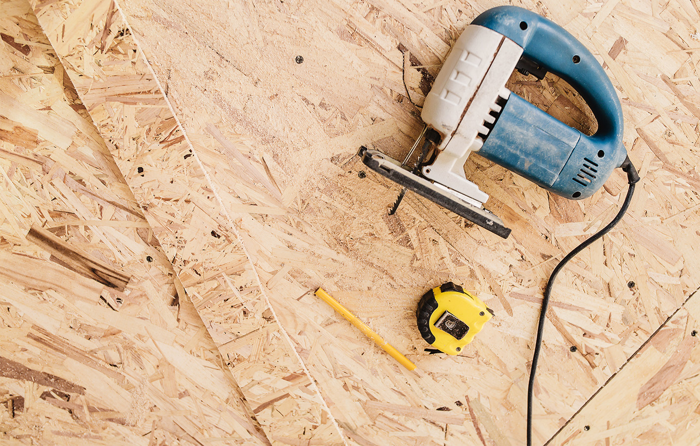 OSB-Platte für robuste Wand- und Bodenkonstruktionen OSB-Platte, verarbeitet für eine Wandverkleidung im Holzbau.