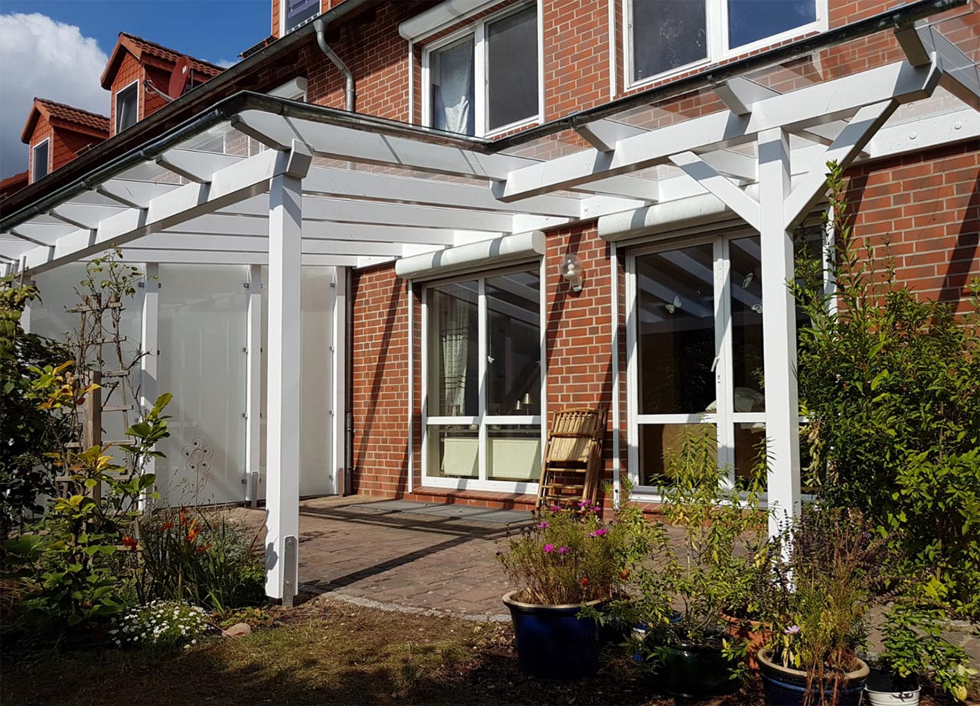 weiße Terrassenüberdachung mit Versatz