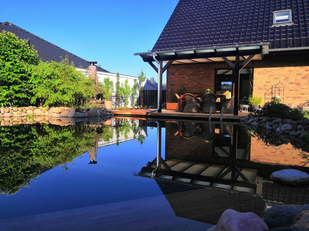 kompakte Terrassenüberdachung über der Terrasse mit Teich im Garten für Hamburg kompakte Terrassenüberdachung über der Terrasse mit Teich im Garten