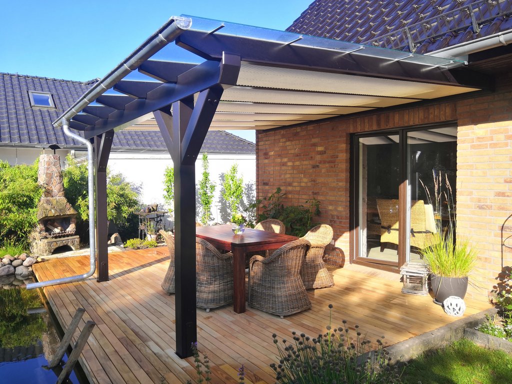 kompakte und moderne Terrassenüberdachungen mit Sonnenschutz und Stil für Hamburg kompakte und moderne Terrassenüberdachung mit Sonnenschutz über einem Steg am Haus