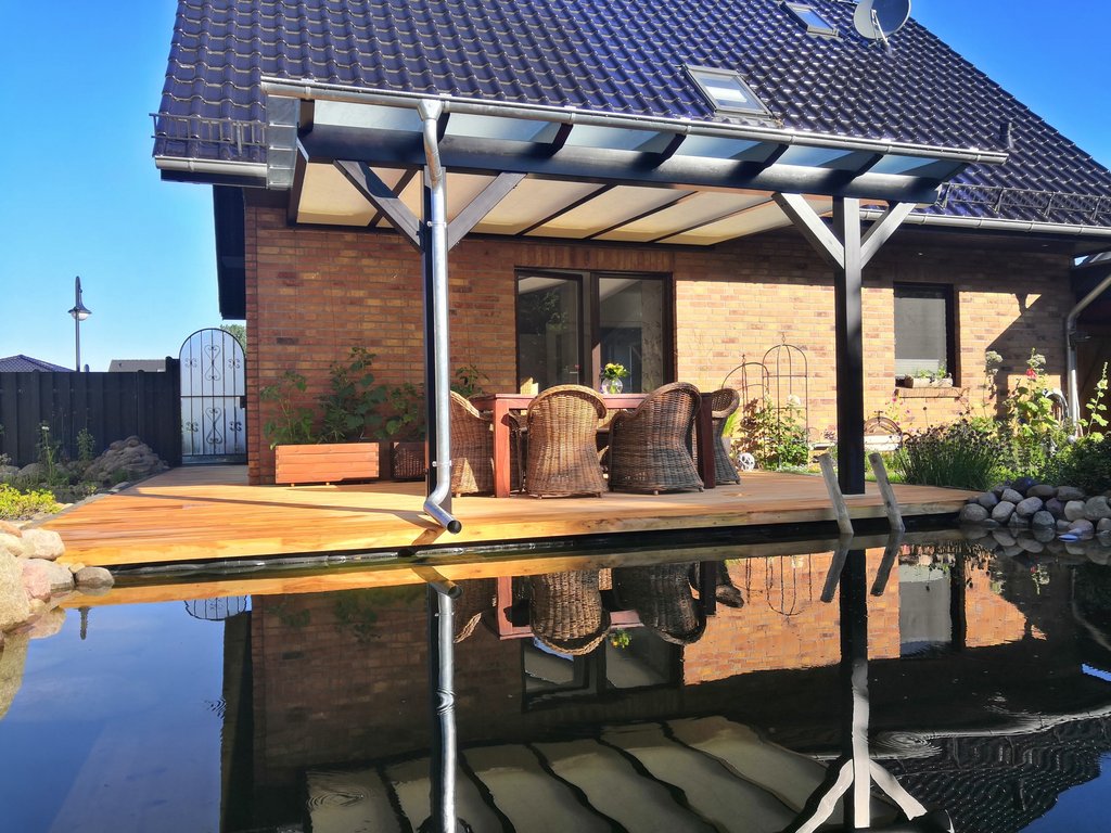 Teich vor dem Haus mit einer Holzterrassenüberdachung für Hamburg Teich vor dem Haus mit einer Holzterrassenüberdachung
