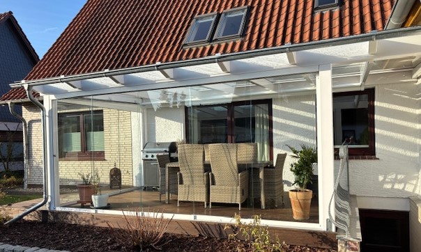 Kaltwintergarten mit Glasschiebe-Elementen Kaltwintergarten mit Glasschiebe-Elementen