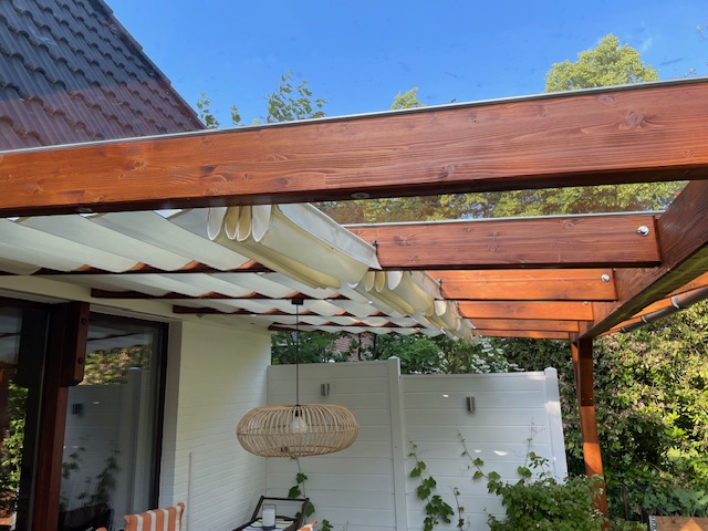 Terrassenüberdachung mit dekorativem Sonnenschutz Terrassenüberdachung mit dekorativem Sonnenschutz