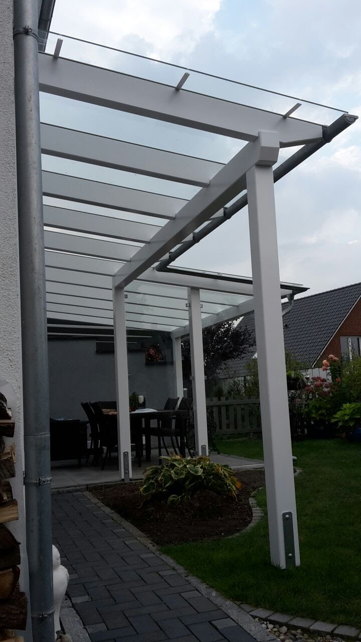 Terrassenüberdachung mit Versatz für einen überdachten Weg zur Terrasse in Hamburg Terrassenüberdachung mit Versatz für einen überdachten Weg zur Terrasse