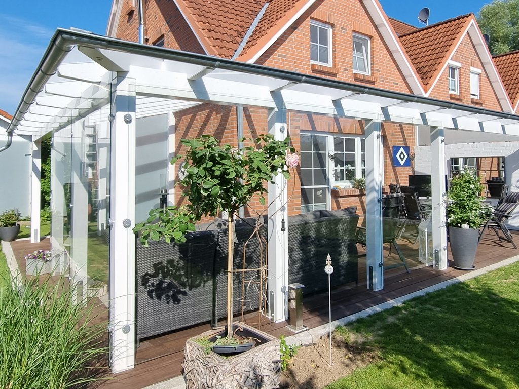 Terrassenüberdachung mit Seitenwänden aus Glas Terrassenüberdachung mit Seitenwänden aus Glas