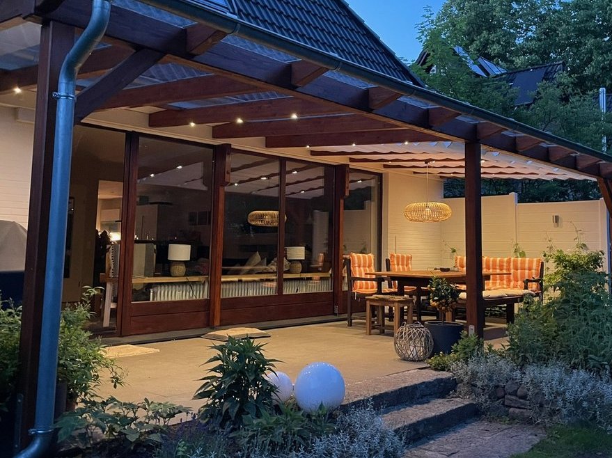 Terrassenüberdachung mit LED-Beleuchtung integriert in die Dachkonstruktion Terrassenüberdachung mit LED-Beleuchtung integriert in die Dachkonstruktion