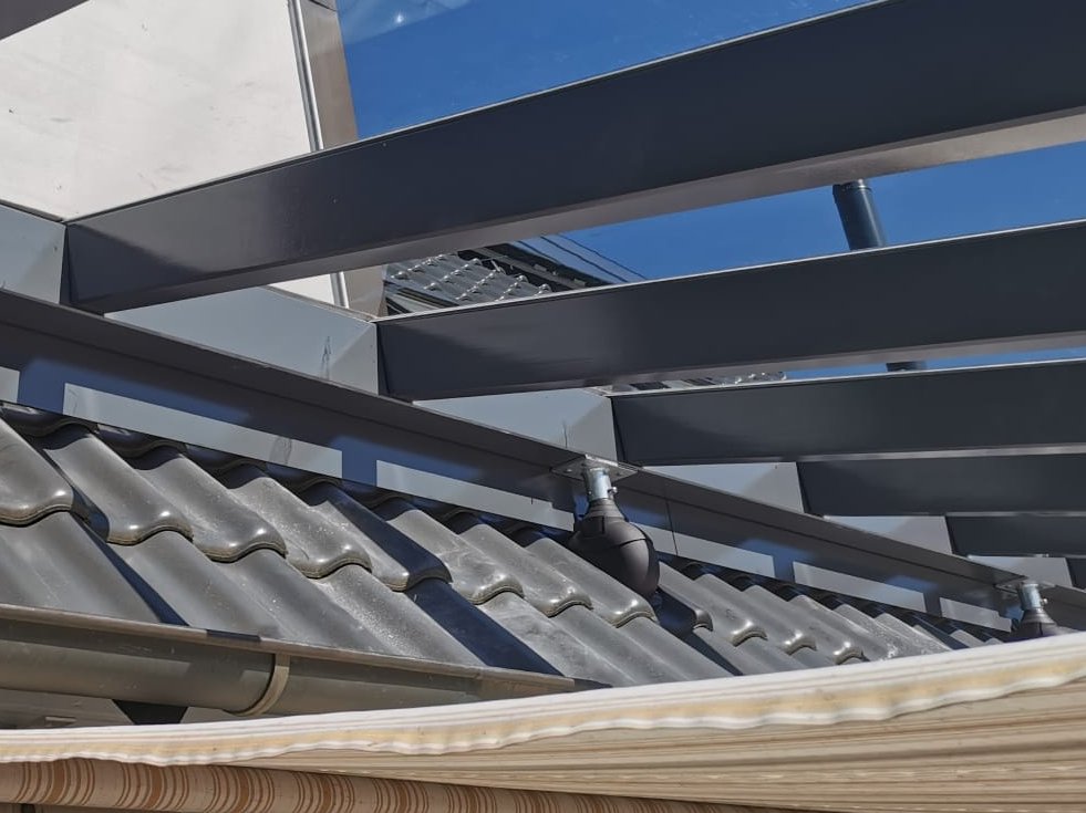 Terrassenüberdachung mit Aufdachmontage für Hamburg Nahaufnahme einer Terrassenüberdachung die auf das Dach montiert wurde