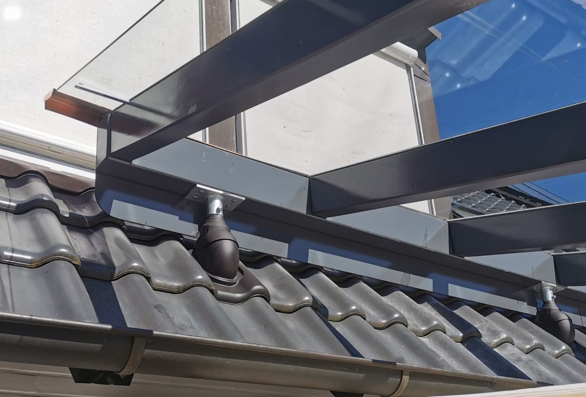 Terrassenüberdachungen können auch auf Ihr Dach montiert werden Nahaufnahme 2 einer Terrassenüberdachung mit Aufdachmontage