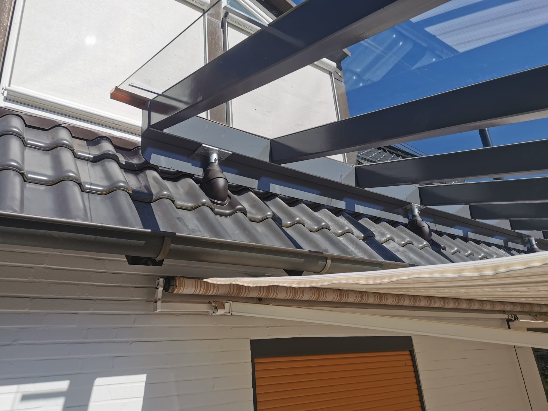 Überdachung für Terrasse trotz Markise für Hamburg Nahaufnahme einer Terrassenüberdachung mit Aufdachmontage