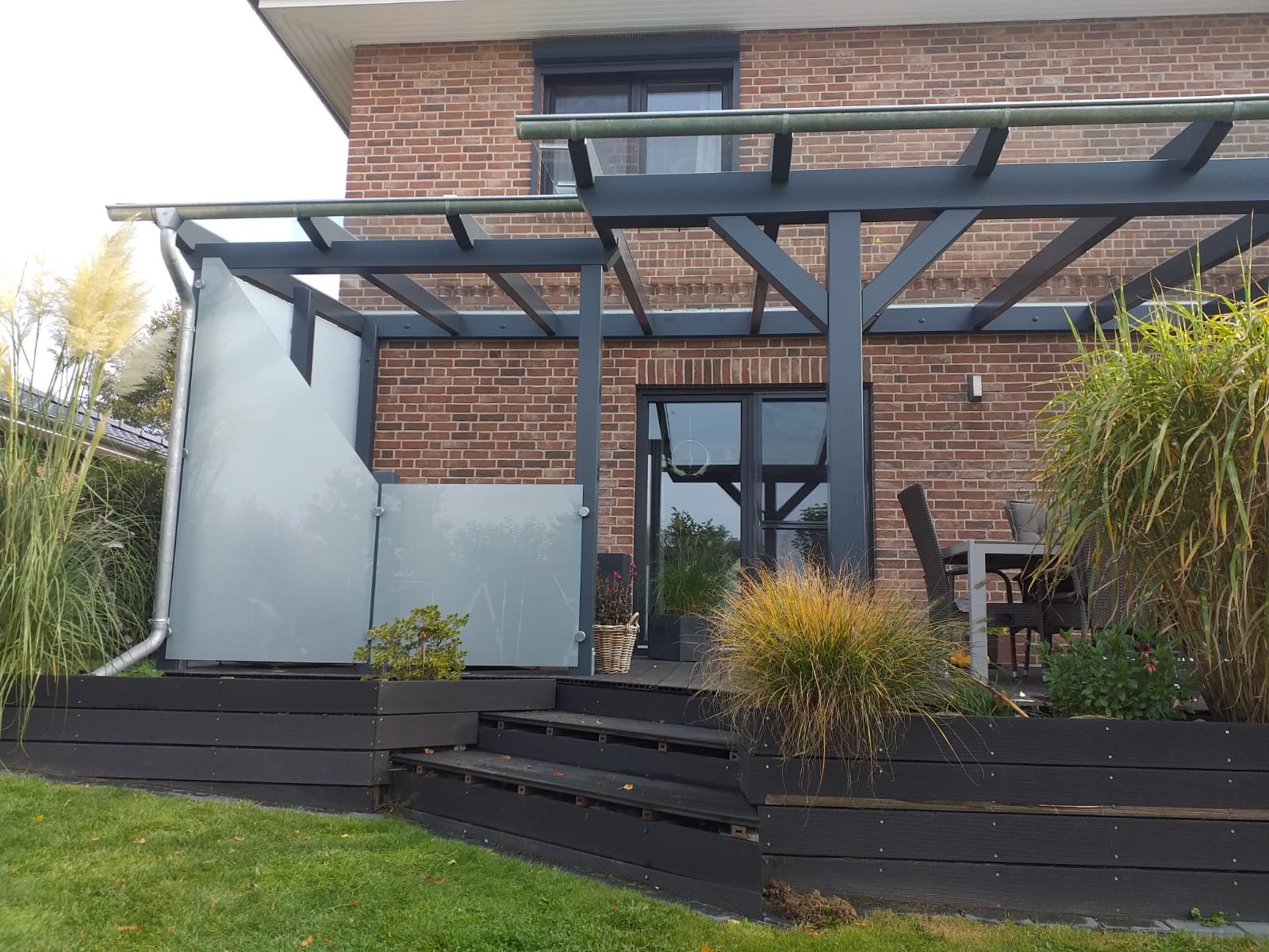 Terrassenüberdachung mit Versatz an die Terrassenform angepasst für Hamburg Terrassenüberdachung mit Versatz an die Terrassenform angepasst